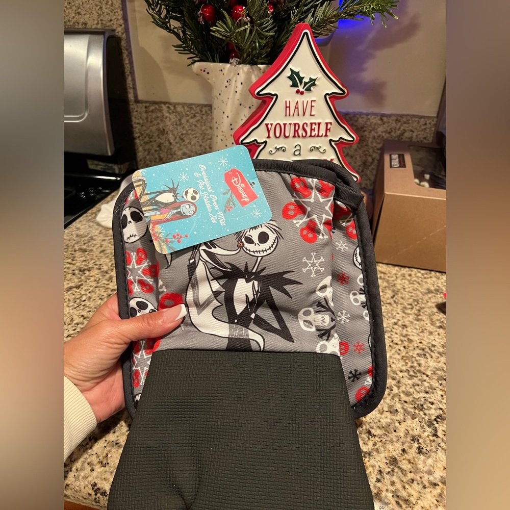 Disney Jack Skellington Gray and Black oversized, oven mitt and Pot Holder Set